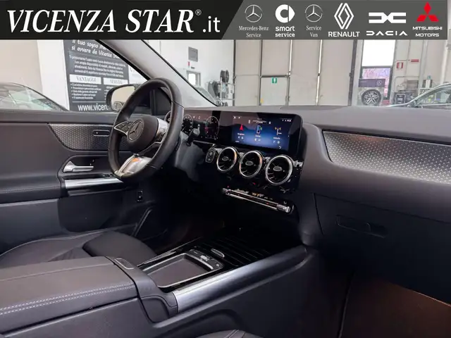 Mercedes-Benz GLA view 9