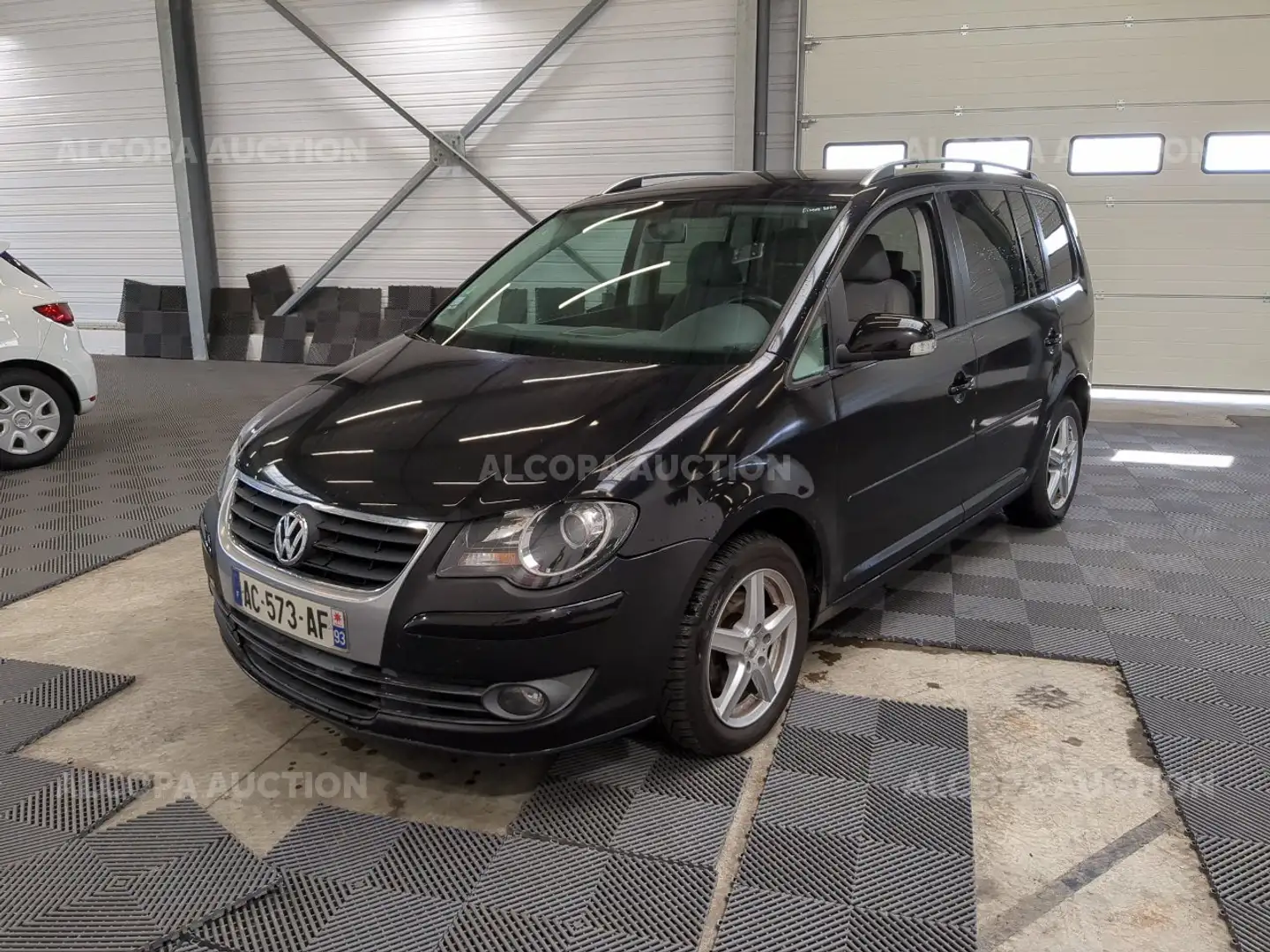 Volkswagen Touran 1.9 TDi Conceptline Zwart - 1