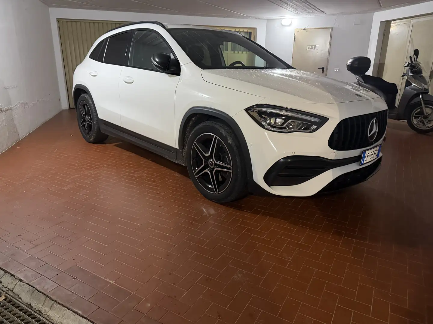 Mercedes-Benz GLA 180 Amg Premium auto Bianco - 2