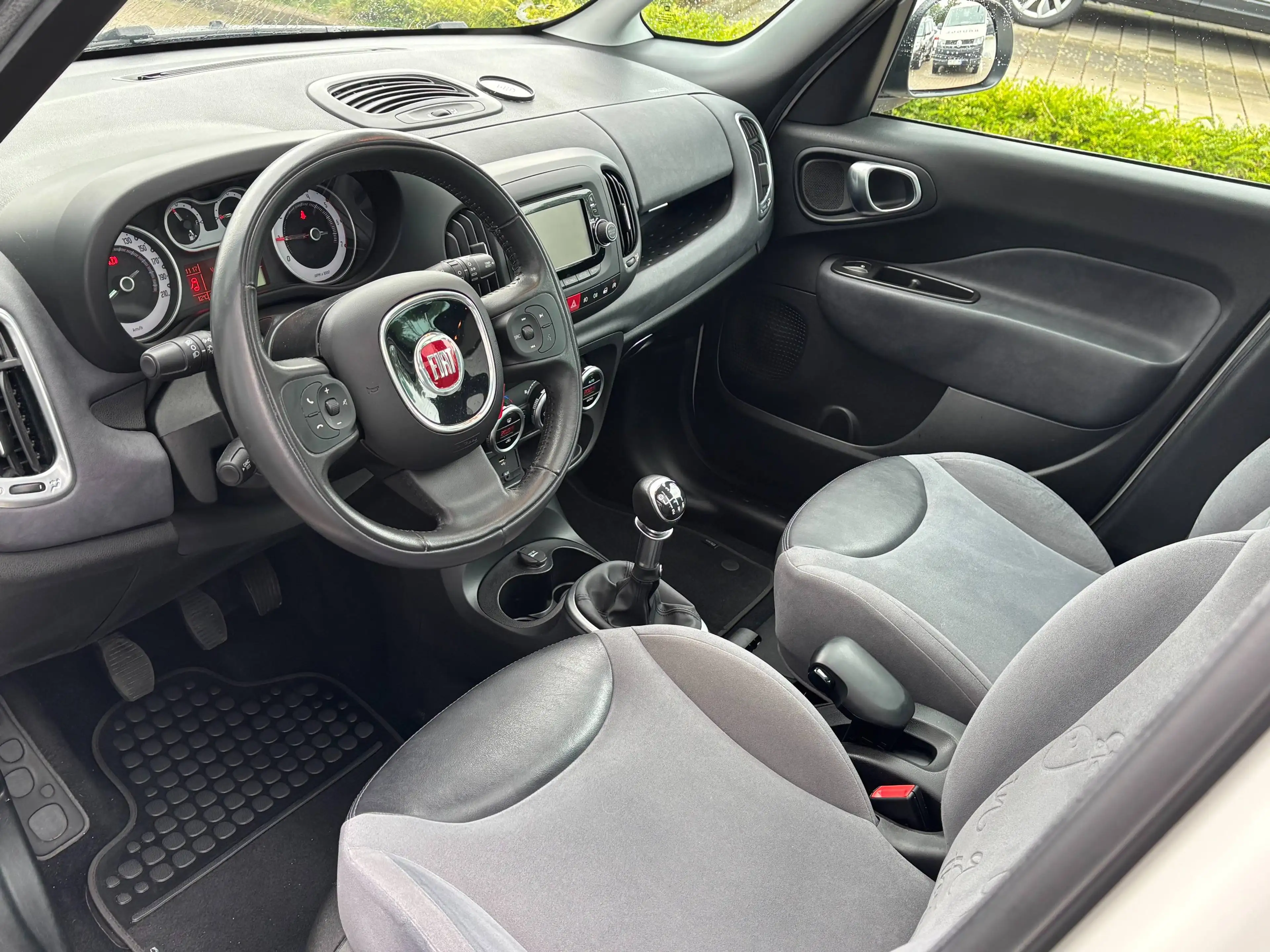 Fiat 500L Lounge — photo 14