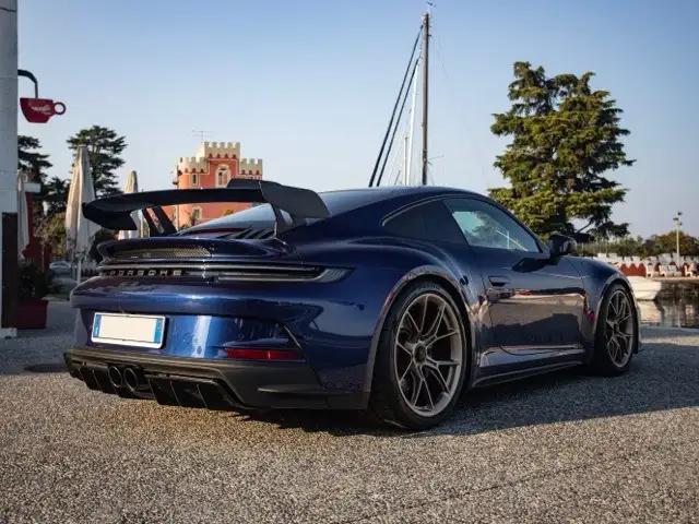 Porsche 911 view 7