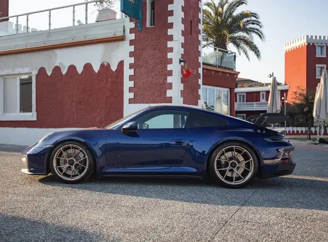 Porsche 911 view 4