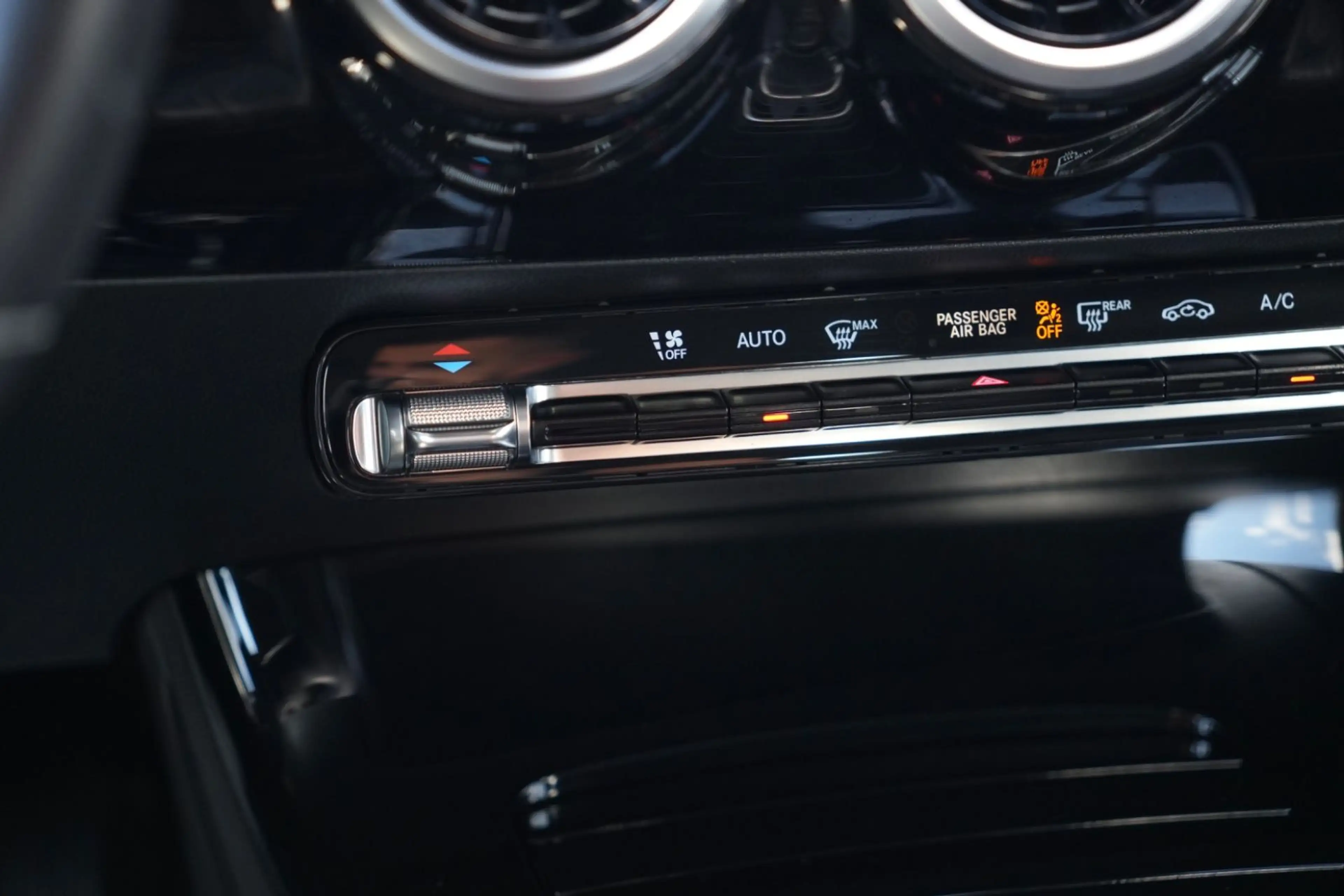 Mercedes-Benz CLA 180 /NAVIGATION/SZH/TÜV NEU — photo 18