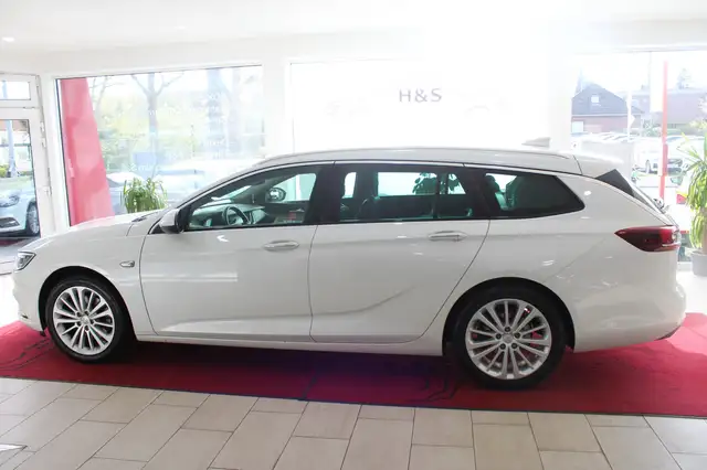 Opel Insignia view 3