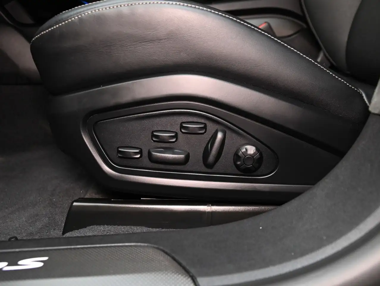 Porsche Taycan снимка Porsche Taycan