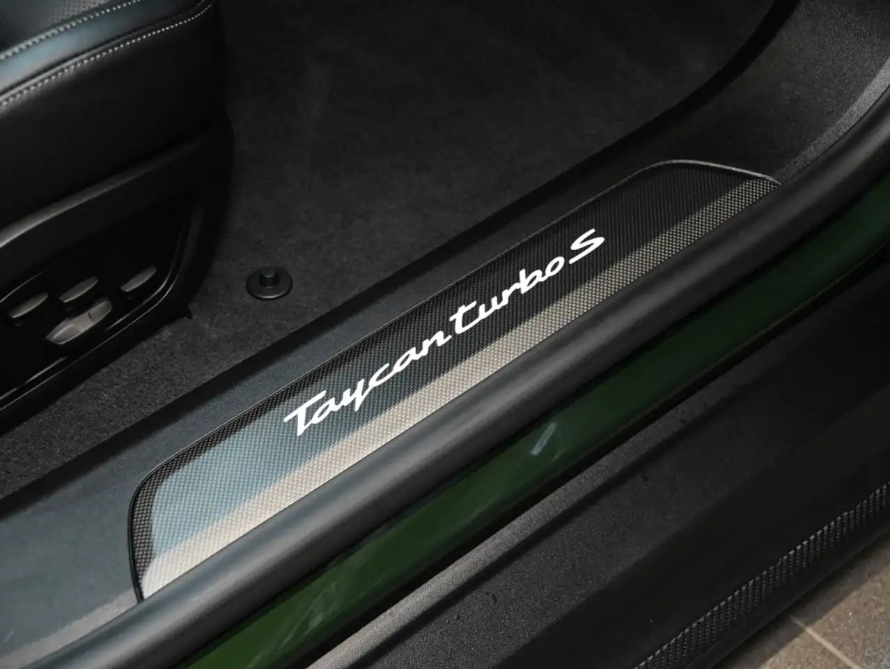 Porsche Taycan снимка Porsche Taycan