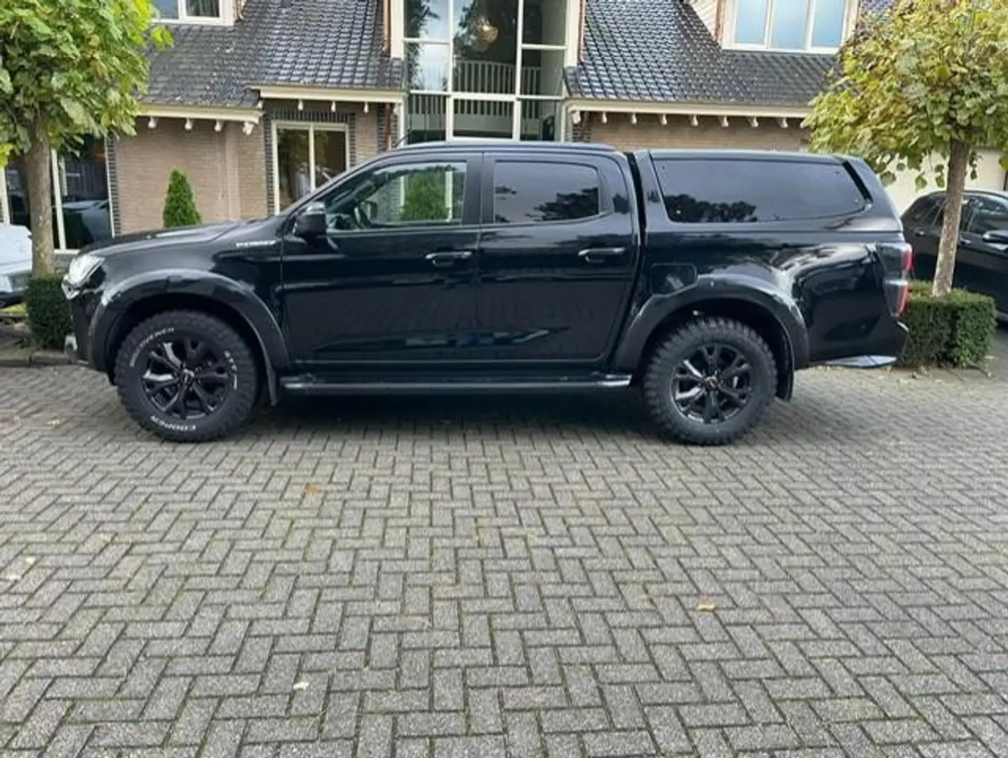 Isuzu D-Max V-Cross 4X4 DC HARDTOP Noir - 1