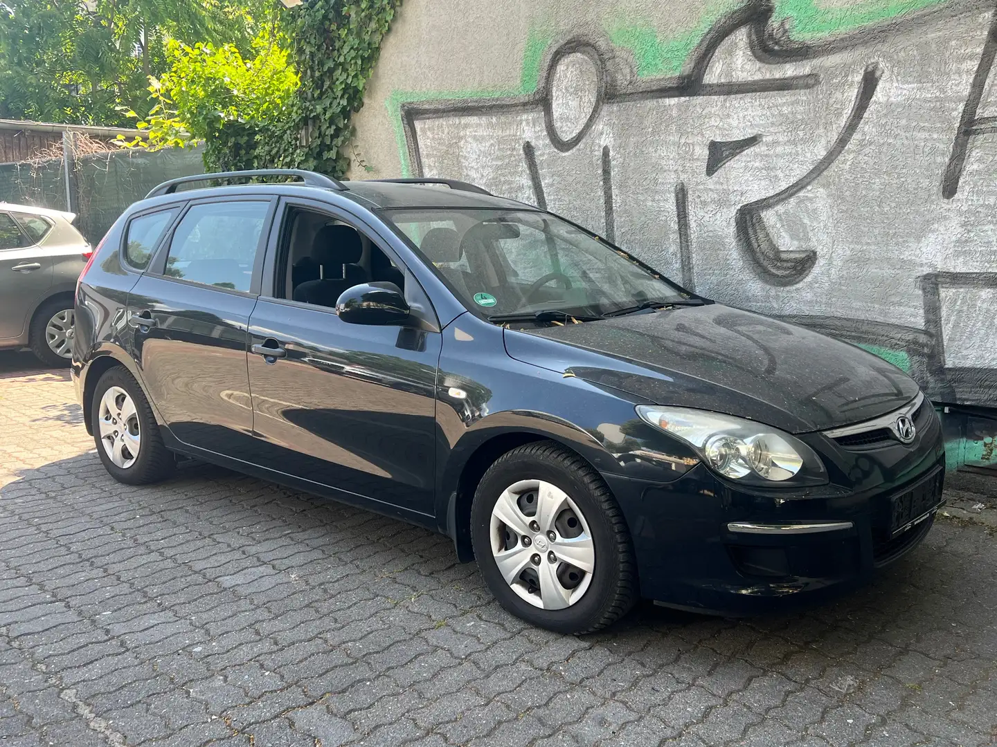 Hyundai i30 CW 1.4 Comfort Kombi *Klima+1.Hand+TÜV-NEU* Schwarz - 2