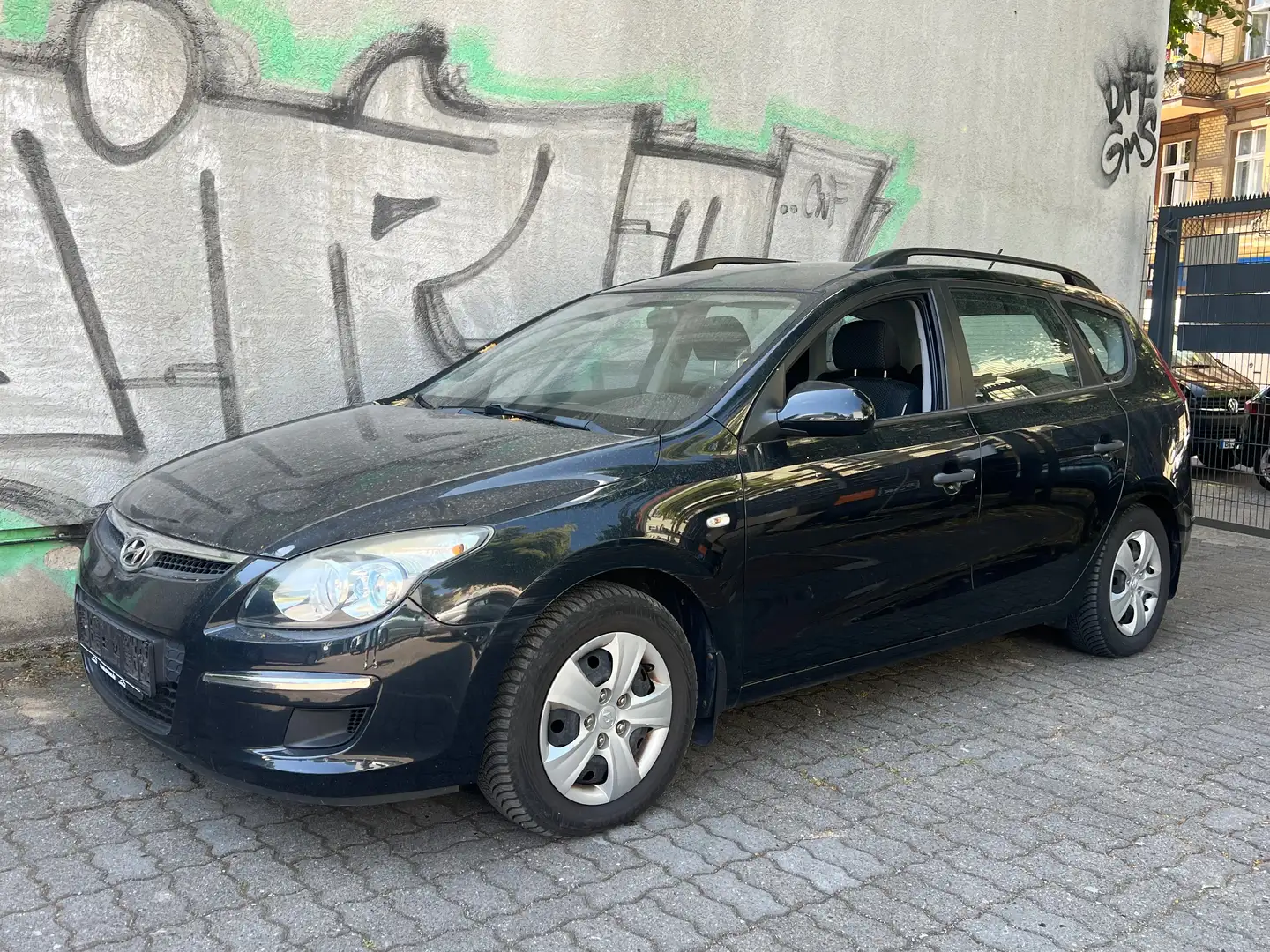 Hyundai i30 CW 1.4 Comfort Kombi *Klima+1.Hand+TÜV-NEU* Schwarz - 1