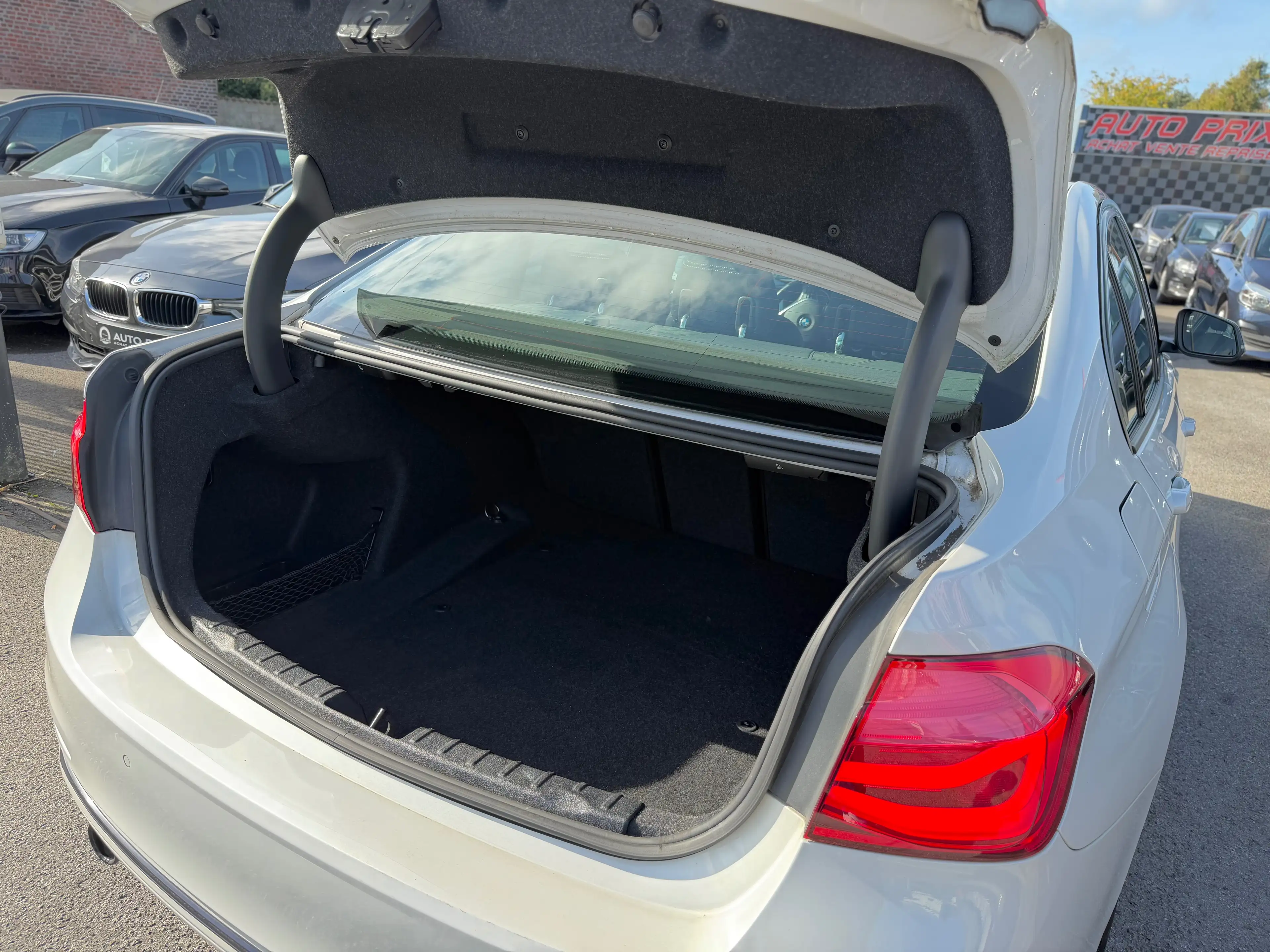 BMW 318 i Sport Line Navi Clim Cruise LED Face Lift Euro 6b Carnet — photo 11