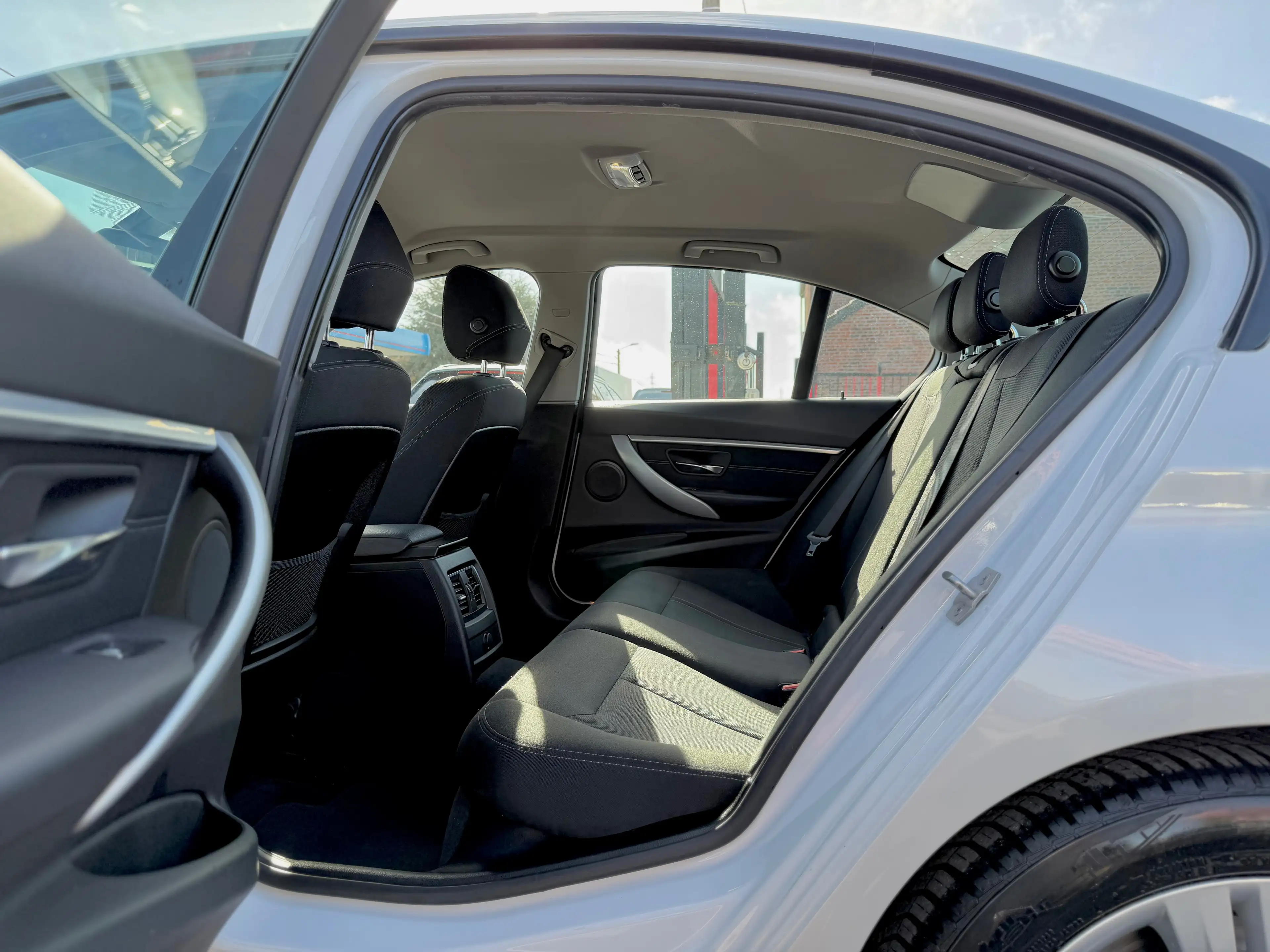 BMW 318 i Sport Line Navi Clim Cruise LED Face Lift Euro 6b Carnet — photo 8