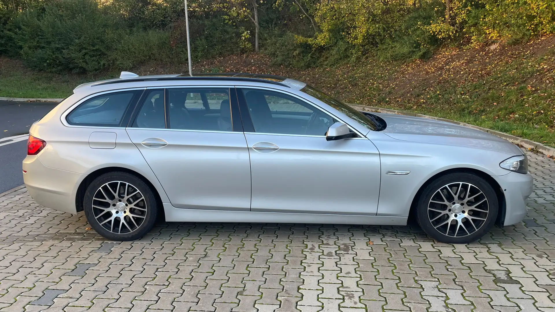 BMW 535 535d Touring Aut. Stříbrná - 2