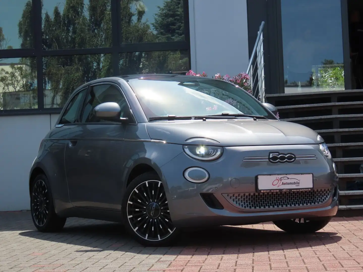 Fiat 500e "la Prima" Limousine 42 kWh Pano CarPlay Grau - 1