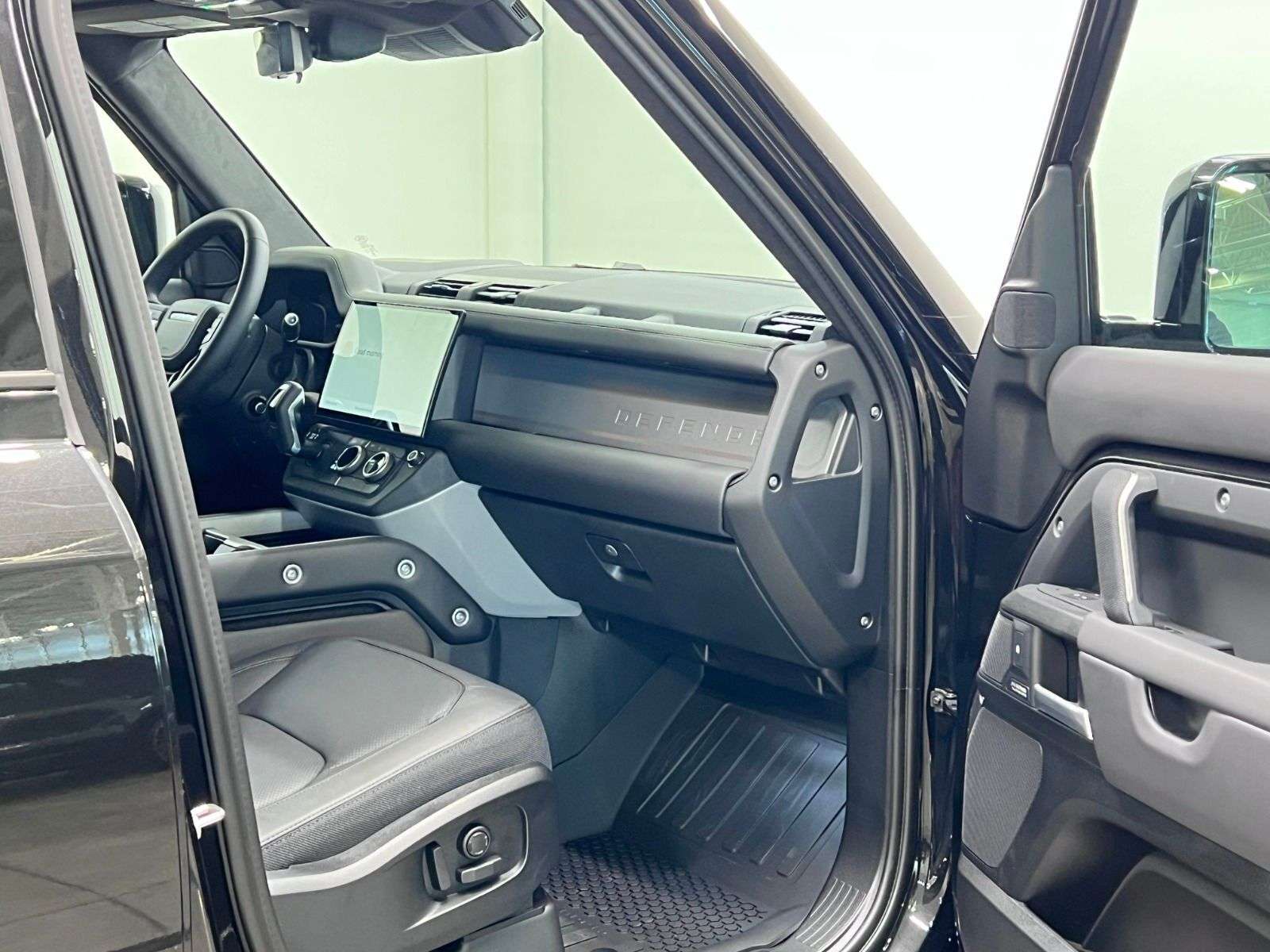 2026 Land Rover Defender 110 P400 X thumb 26