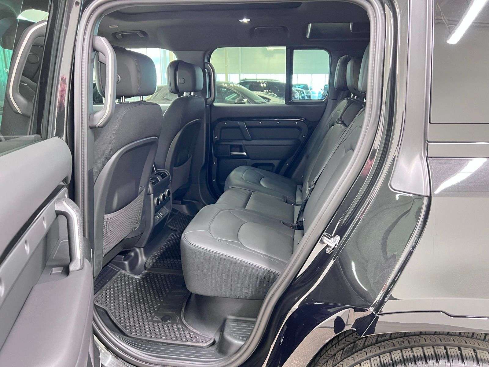 2026 Land Rover Defender 110 P400 X thumb 24