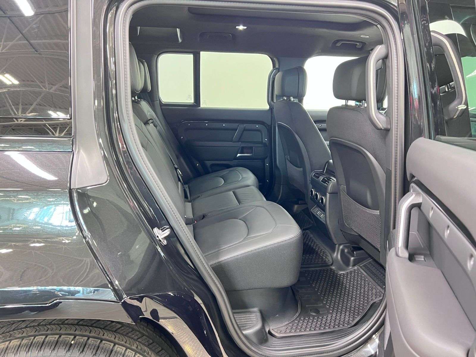 2026 Land Rover Defender 110 P400 X thumb 23