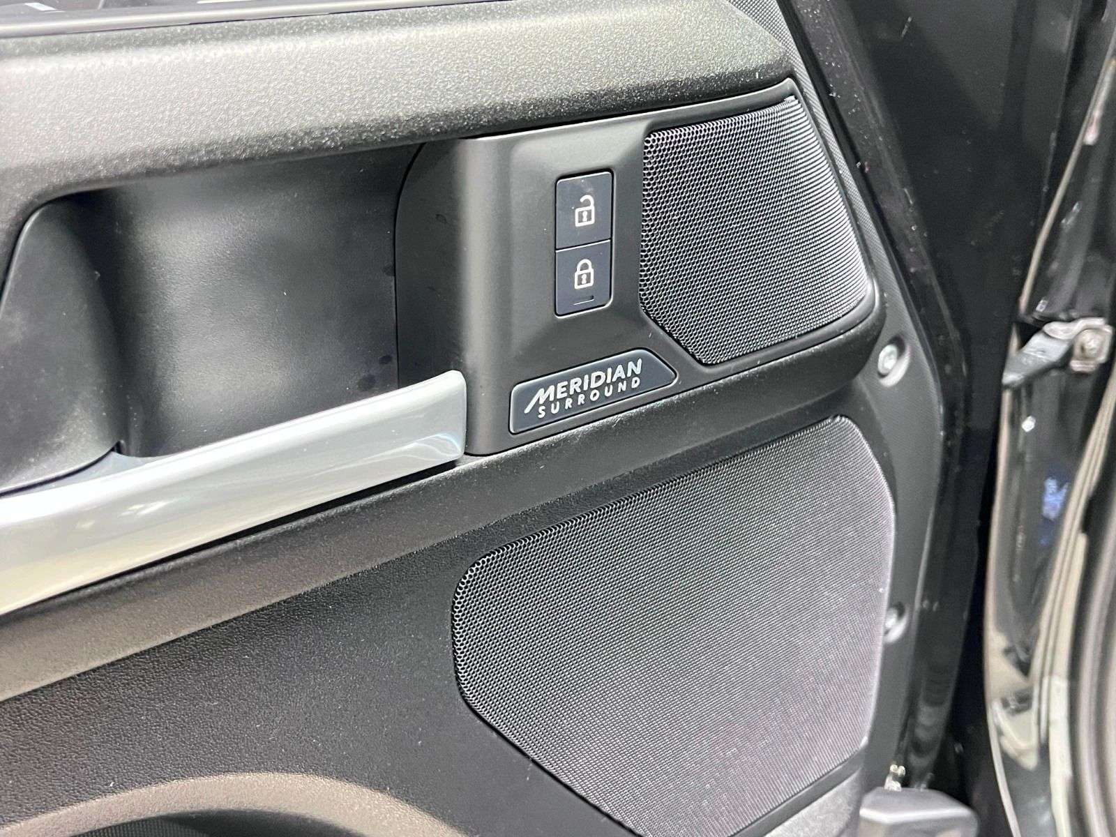 2026 Land Rover Defender 110 P400 X thumb 29