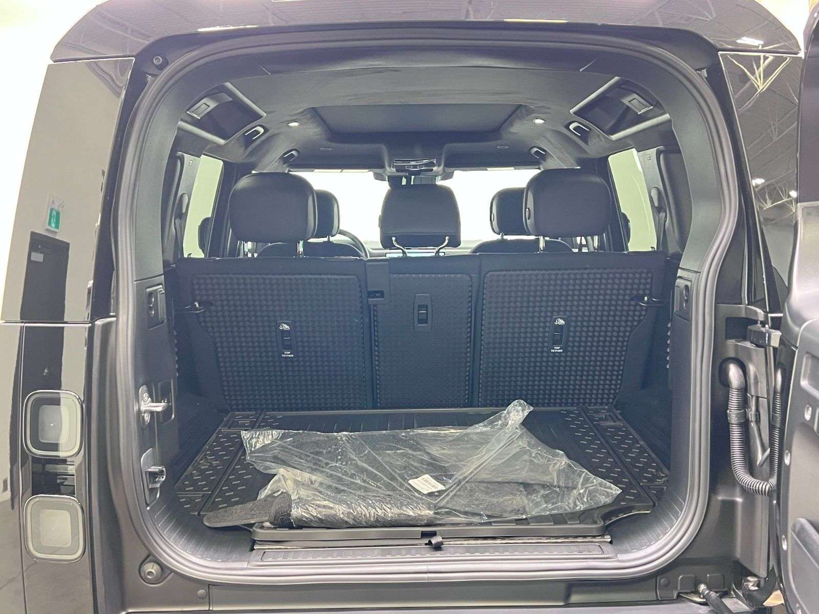 2026 Land Rover Defender 110 P400 X thumb 15