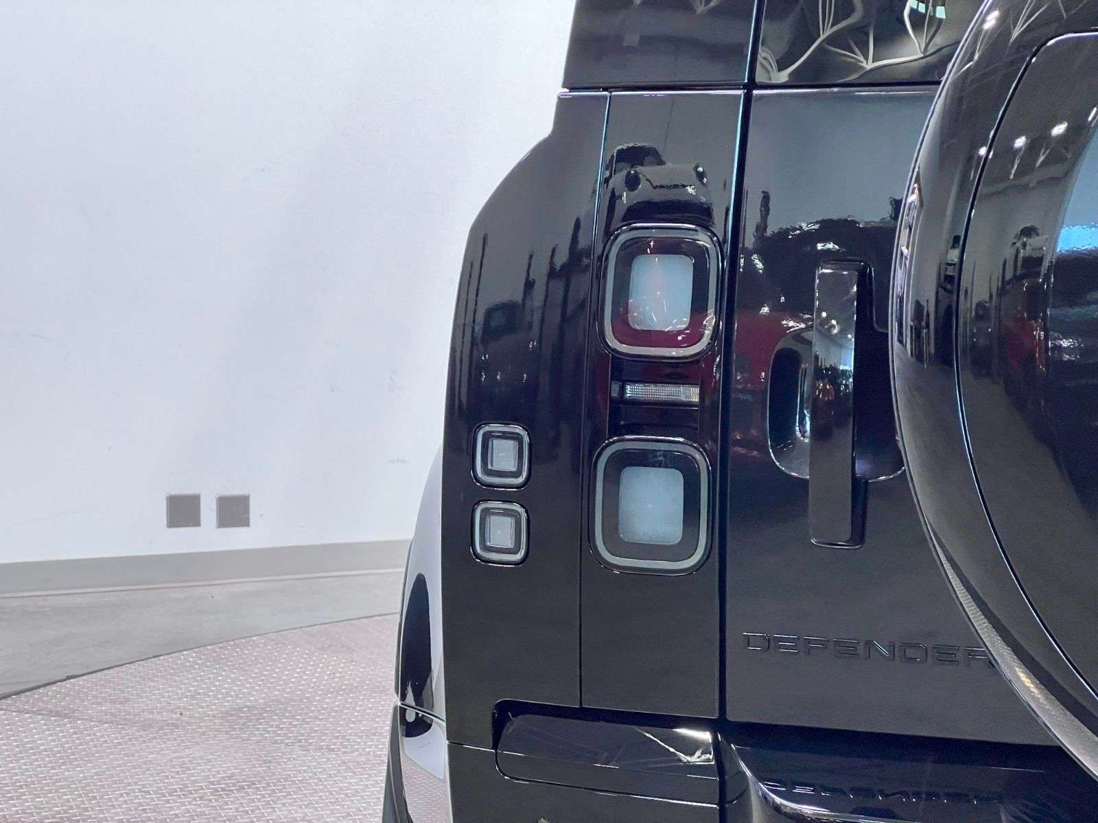 2026 Land Rover Defender 110 P400 X thumb 14