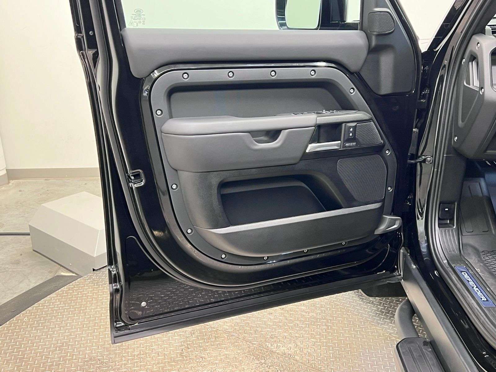 2026 Land Rover Defender 110 P400 X thumb 27
