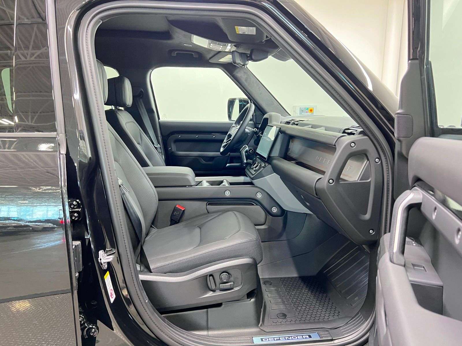 2026 Land Rover Defender 110 P400 X alt 5