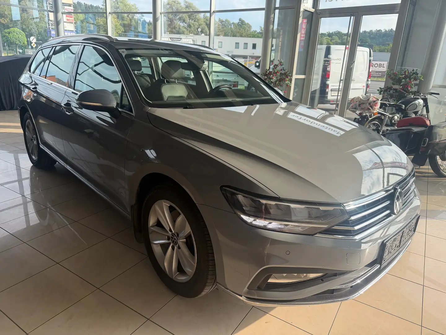 Volkswagen Passat Variant Elegance 4Motion Grau - 2