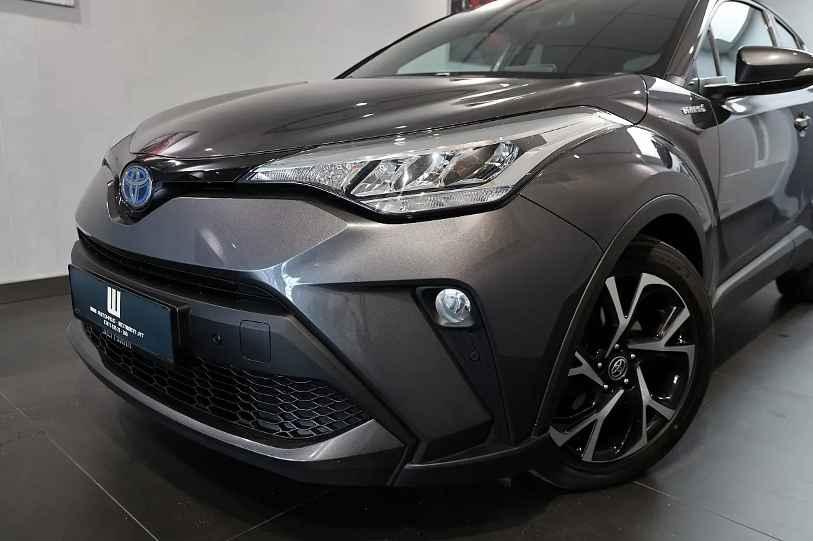 Toyota C-HR 1,8 Hybrid C-LUB CVT Grau - 2