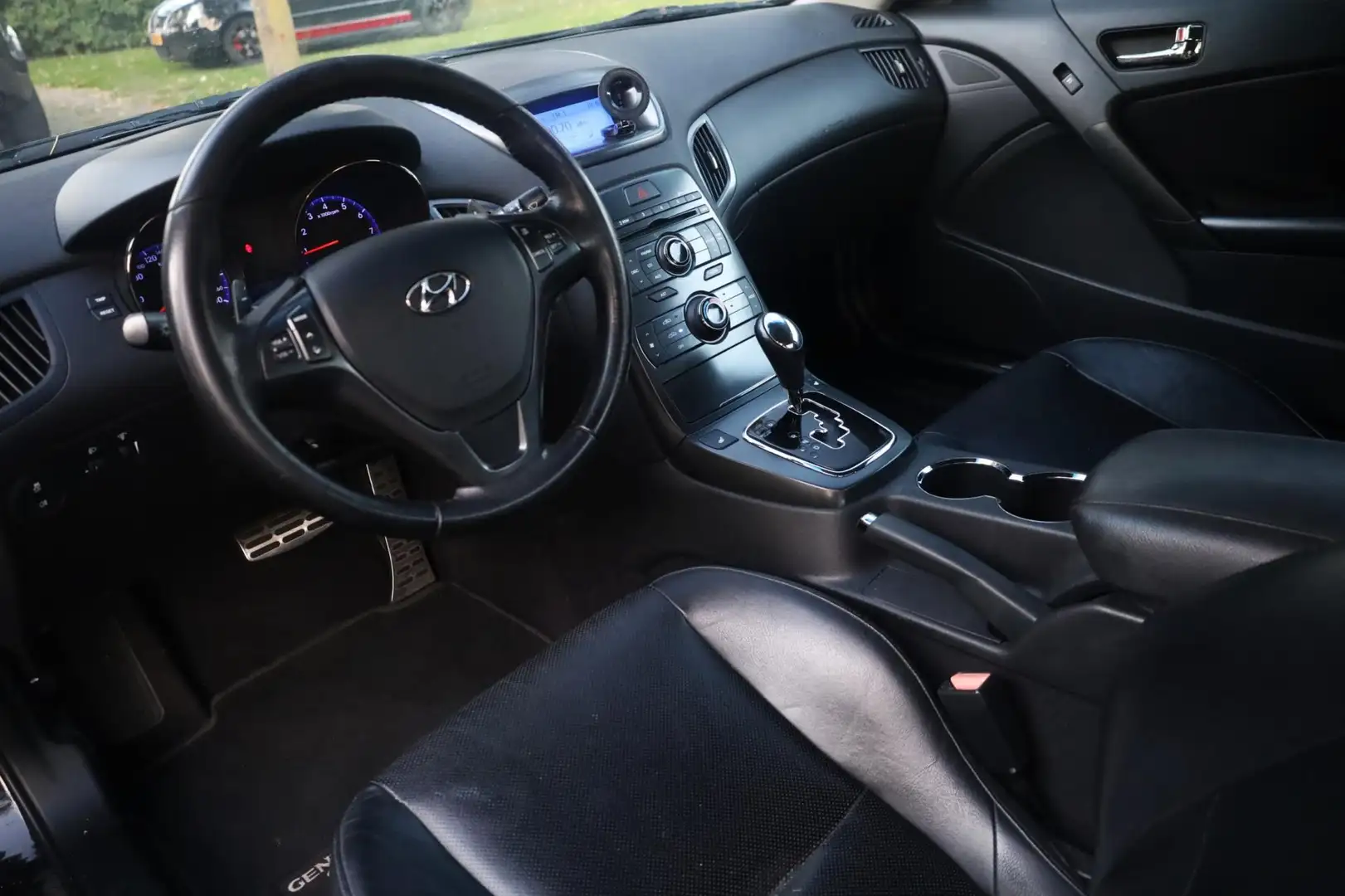Hyundai Genesis Coupe 3.8 V6 Aut. | Uniek | Nette staat | Luxe Leder | S Zwart - 2