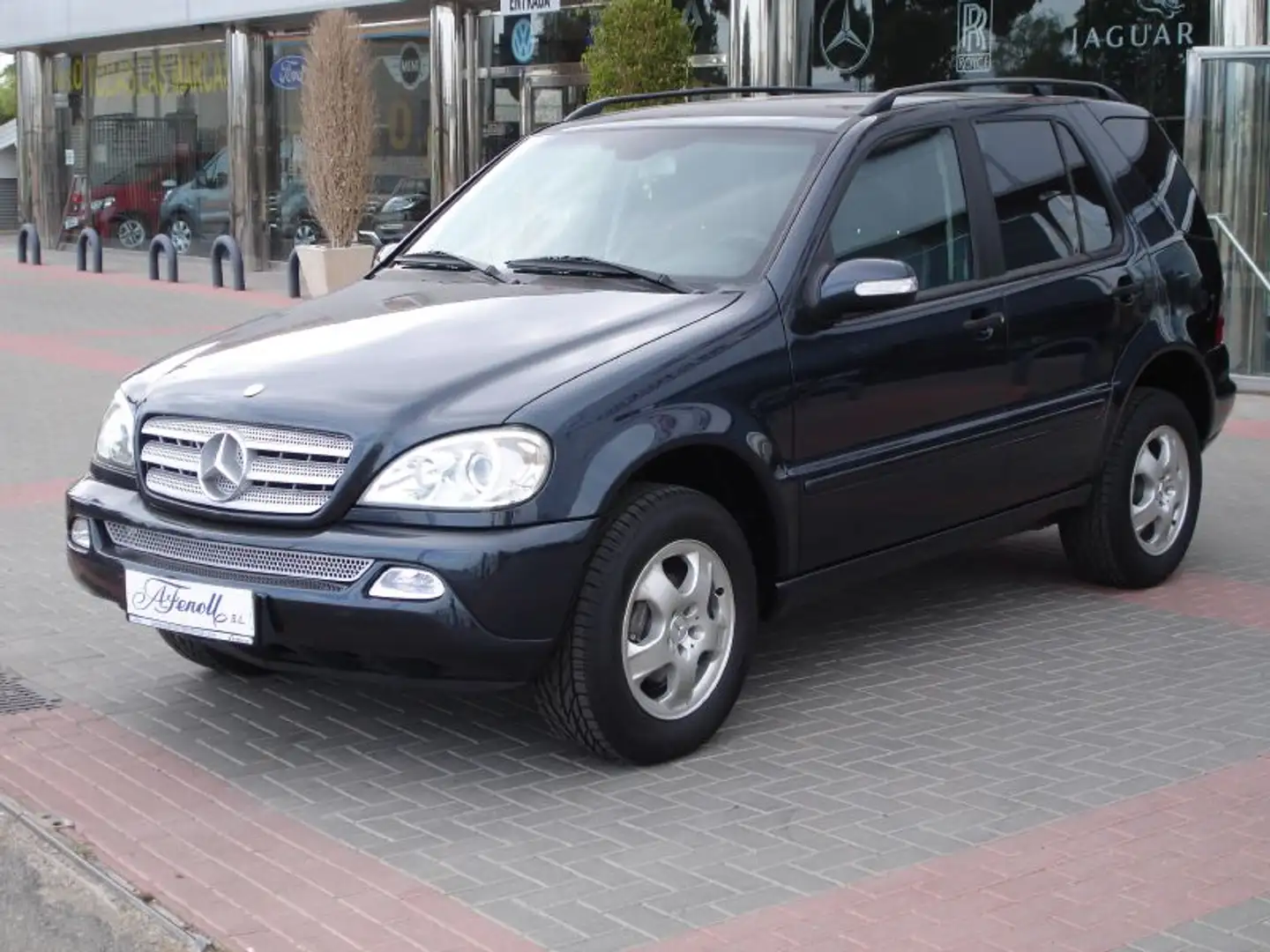 Mercedes-Benz ML 320 Todoterreno Automático de 4 Puertas Černá - 2