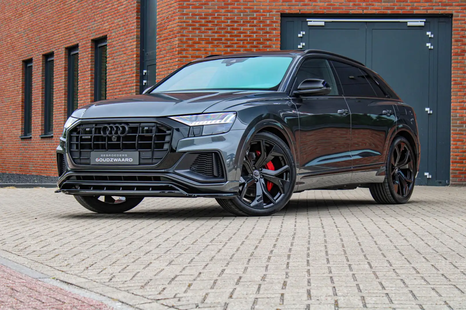 Audi Q8 55 TFSI e quattro S-Line | Pano | Soft-close | B&O Grijs - 1