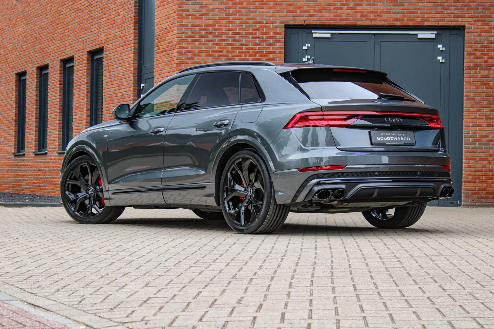 Audi Q8 55 TFSI e quattro S-Line | Pano | Soft-close | B&O Grijs - 2