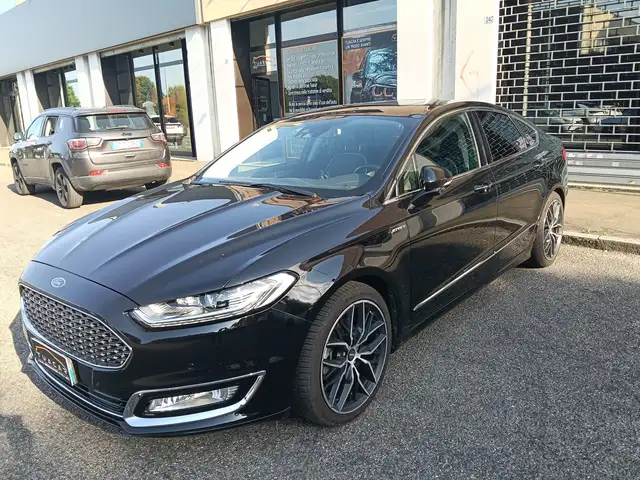 Ford Mondeo view 2