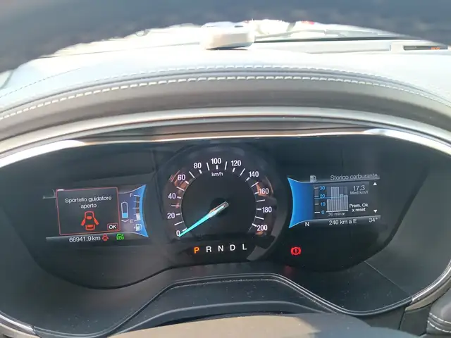 Ford Mondeo view 18