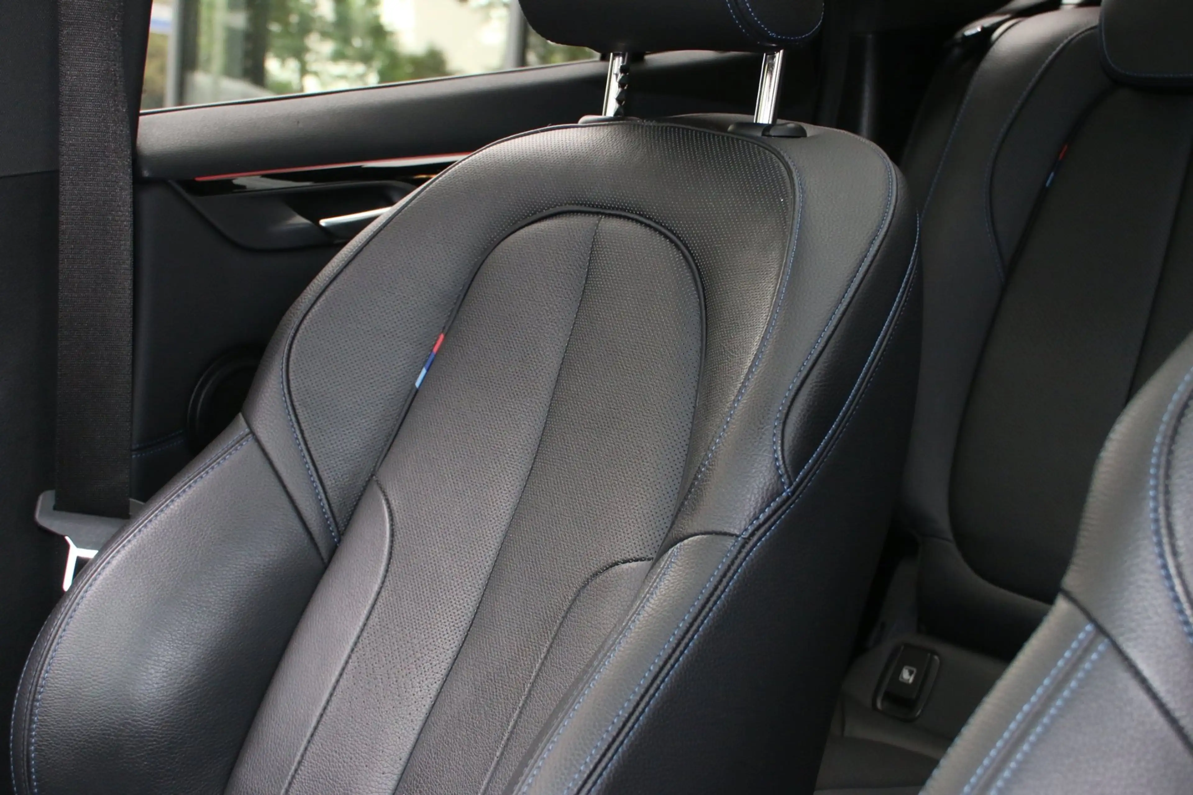 BMW X1 SDrive20i High Executive Edition M-PAKKET PANO-DAK — photo 22