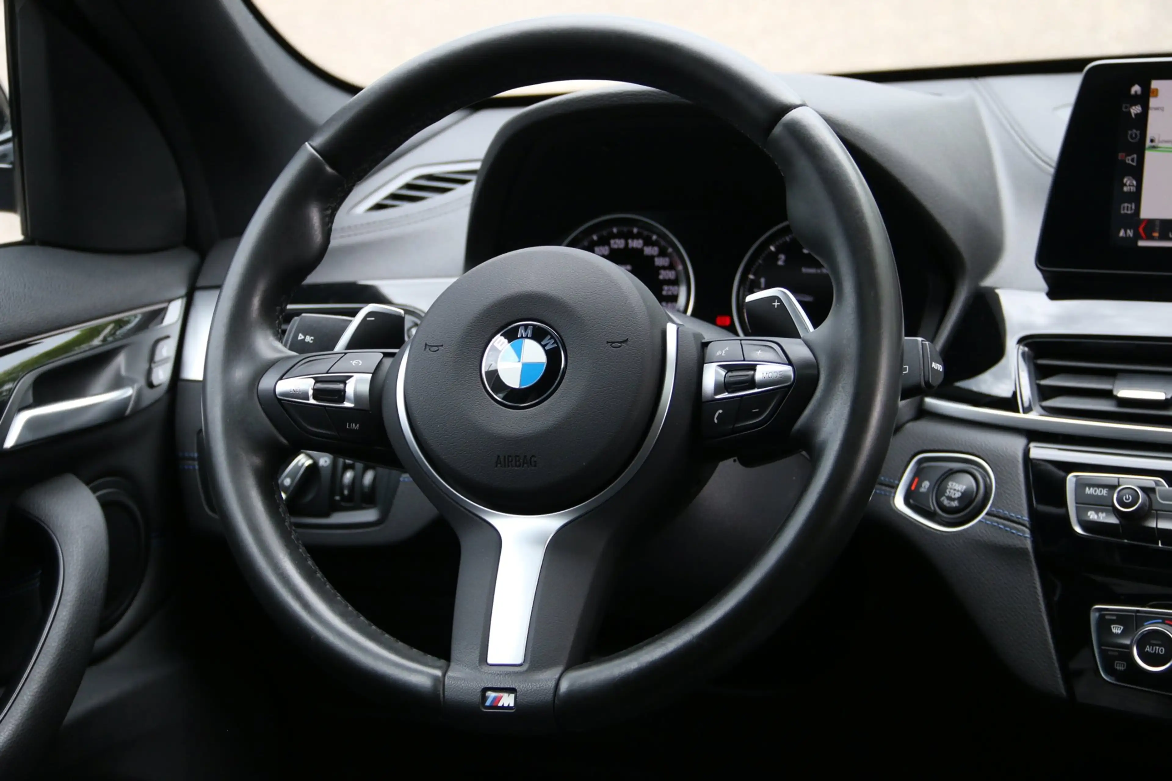 BMW X1 SDrive20i High Executive Edition M-PAKKET PANO-DAK — photo 12