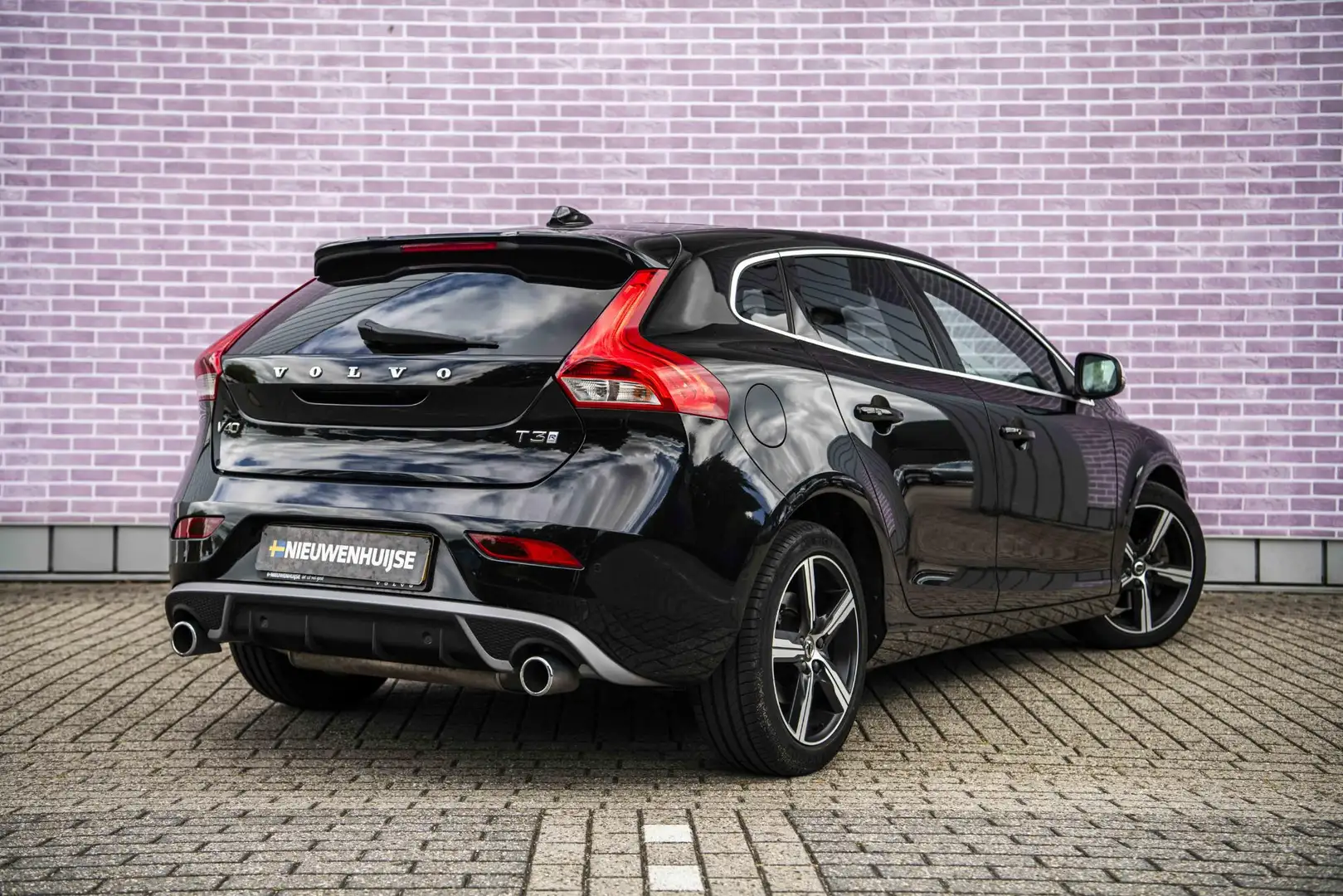 Volvo V40 1.5 T3 Polar+ Sport Automaat | DAB | Panoramadak | Zwart - 2