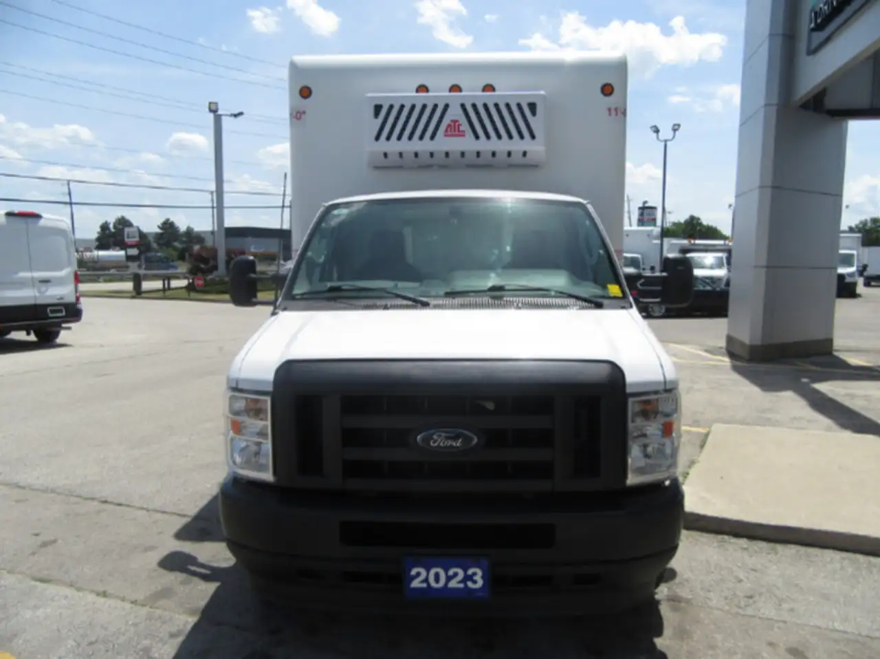 Ford E-450 Super Duty DRW снимка Ford E-450 Super Duty DRW
