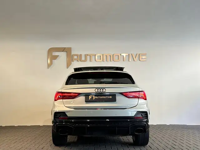 Audi Q3 view 10