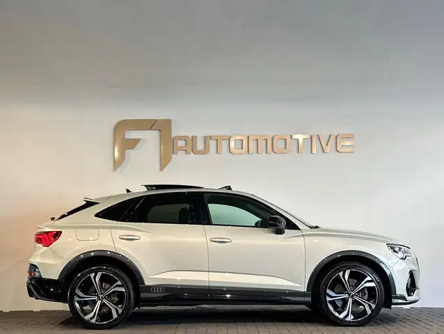 Audi Q3 view 11