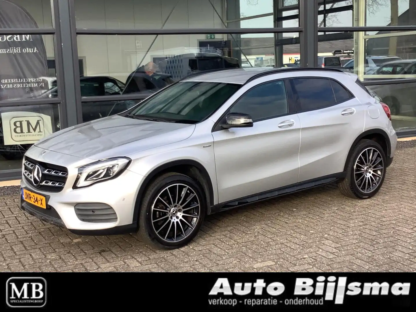 Mercedes-Benz GLA 180 Business Solution AMG Gris - 1