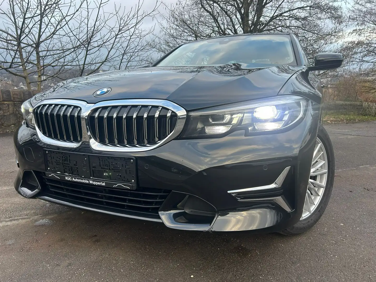 BMW 320 320dA Luxury Line Leder/Navi/LED/1.Hand Noir - 2
