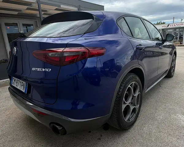 Alfa Romeo Stelvio view 8