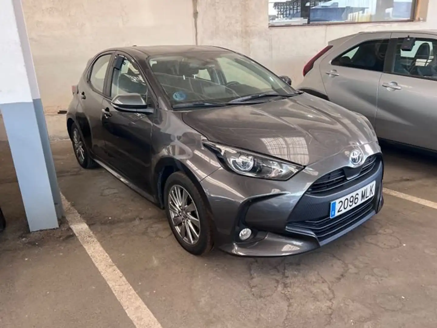 Toyota Yaris 120H 1.5 Active Tech Gris - 2