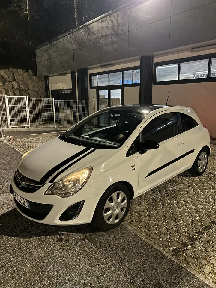 Opel Corsa Je vends ma   de 2013, une berline compa
