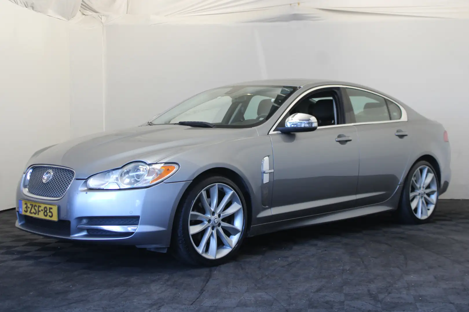 Jaguar XF 2.7D V6 Luxury Grijs - 1