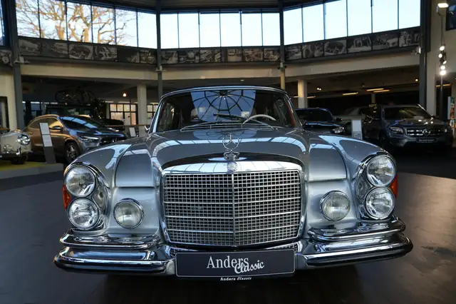Mercedes-Benz 280 view 3