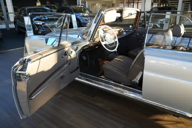 Mercedes-Benz 280 view 11