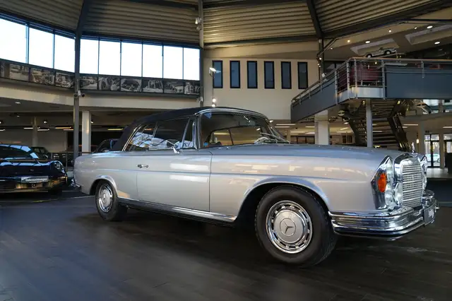 Mercedes-Benz 280 view 4