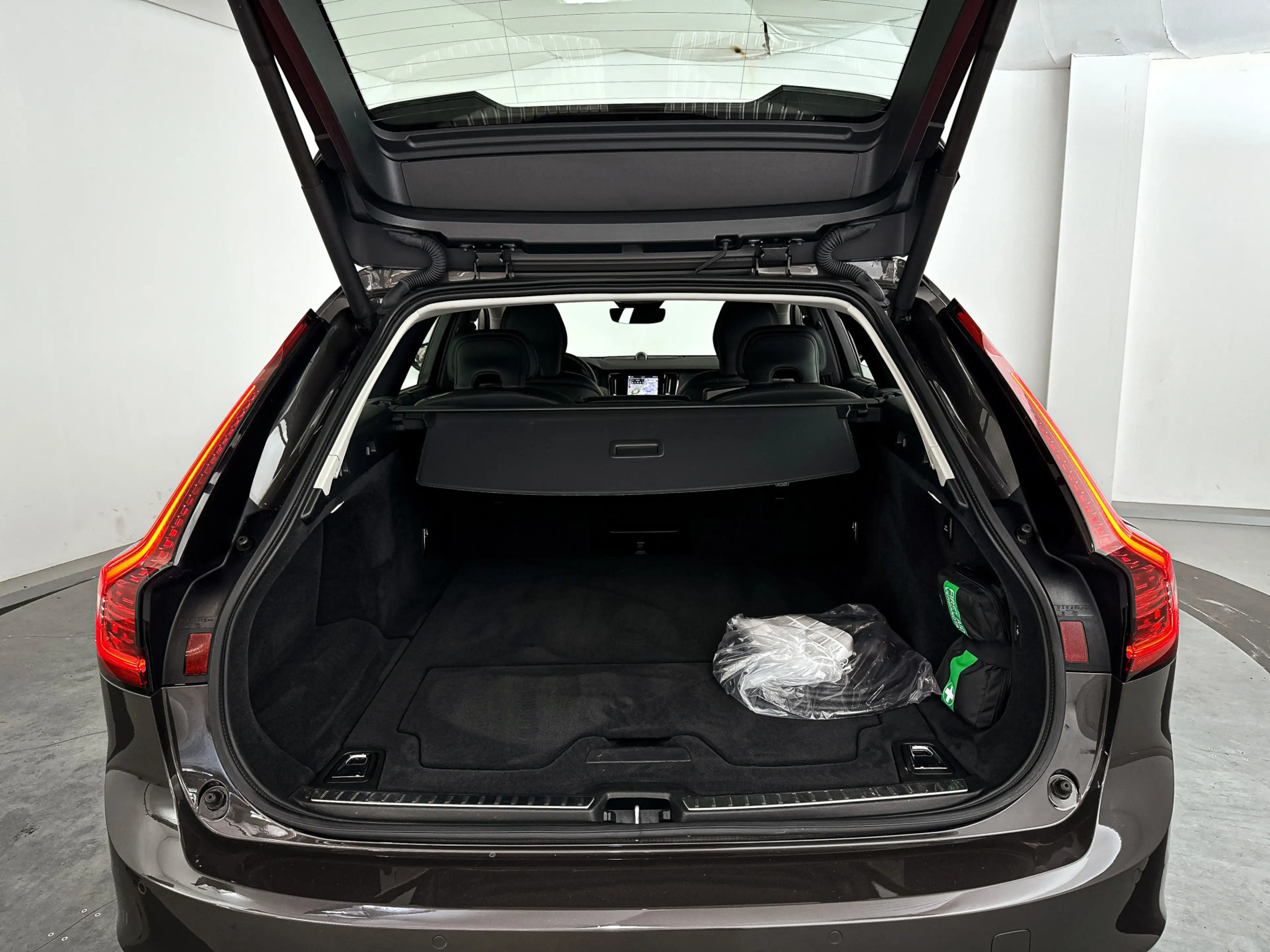 Volvo V90 T8 Plug-in hybrid AWD Ultra Dark | Panoramadak | 3 — photo 14