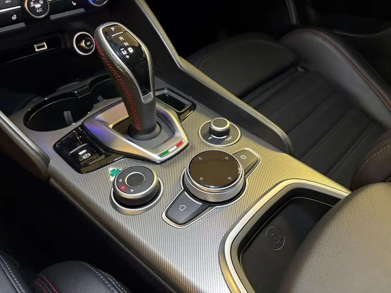 Alfa Romeo Giulia 2023 — фото 15